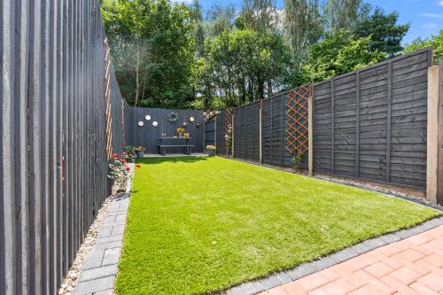 a backyard with a fence and a grass yard at Free Parking ,Modern 4 bedrooms 10min from Birmingham city centre ideal for contractors ,Groups and Families in Birmingham