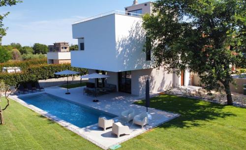 Gorgeous Sunset Villa Walkable to the Sea