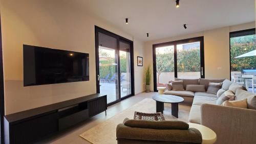 Gorgeous Sunset Villa Walkable to the Sea