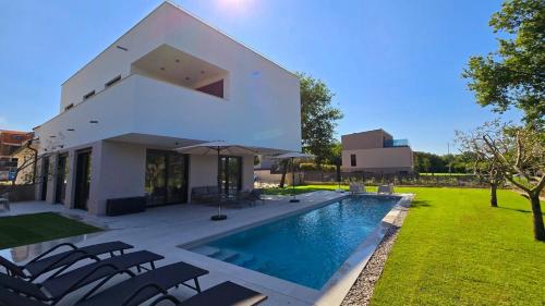 Gorgeous Sunset Villa Walkable to the Sea