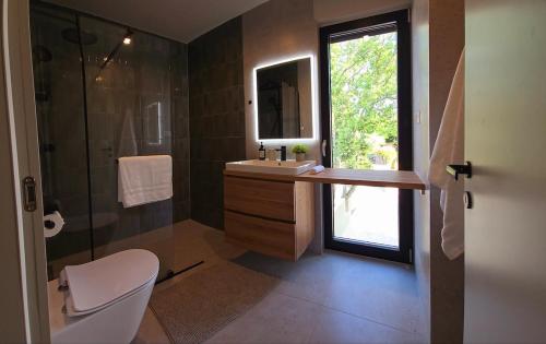 Gorgeous Sunset Villa Walkable to the Sea