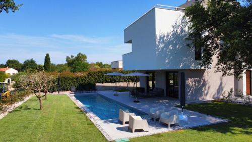 Gorgeous Sunset Villa Walkable to the Sea