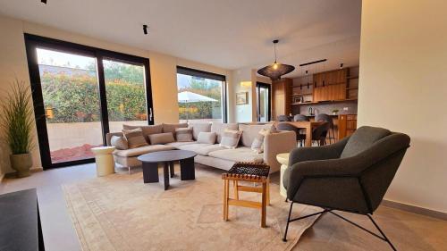 Gorgeous Sunset Villa Walkable to the Sea