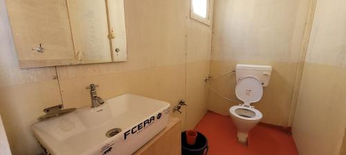 un piccolo bagno con lavandino e WC di Khayoul Cottage Pangong Lukung a Spangmik