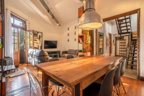 Un comedor con mesa y sillas de madera. en Fliphaus Dorrego 2200 - 3 Bd Pool & BBQ Palermo Hollywood, en Buenos Aires