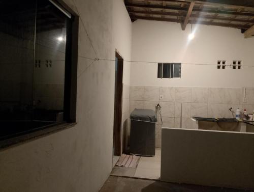 a bathroom with a tub and a shower and a sink at Cantinho de paz in Luis Eduardo Magalhaes