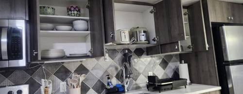 Kuchyň nebo kuchyňský kout v ubytování Immaculate suite in Airdrie