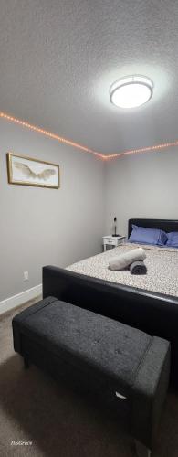 Postel nebo postele na pokoji v ubytování Immaculate suite in Airdrie