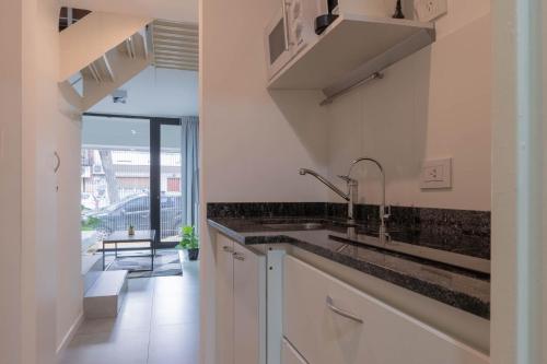 Η κουζίνα ή μικρή κουζίνα στο Fliphaus GuateHaus 'B' - Loft in Palermo Soho