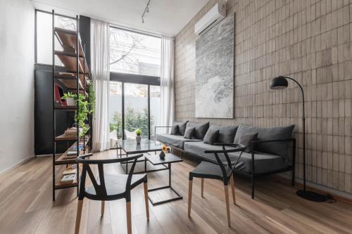un salon avec un canapé et une table dans l'établissement Fliphaus Villa Honduras 5700 - Lux 5 Bd Gastronomic Area Daily Housekeeping!, à Buenos Aires