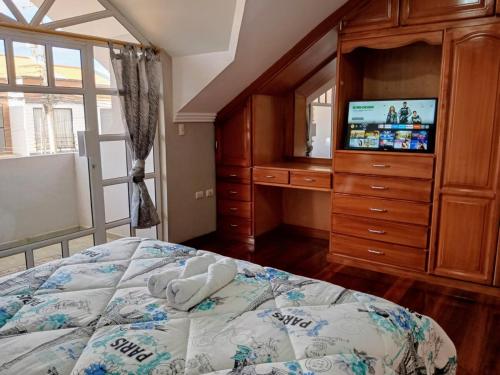 Ένα ή περισσότερα κρεβάτια σε δωμάτιο στο Casa amplia con espacio verde