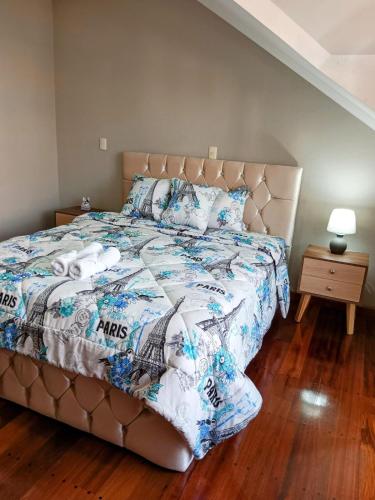 Ένα ή περισσότερα κρεβάτια σε δωμάτιο στο Casa amplia con espacio verde