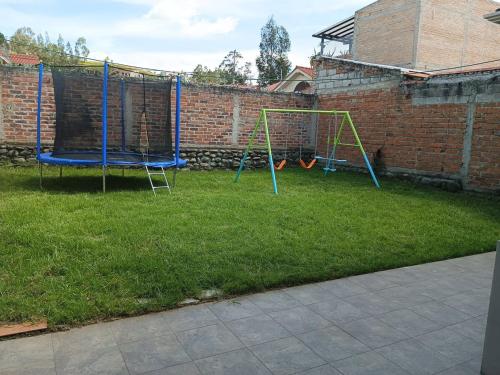 Ο χώρος παιχνιδιού για παιδιά στο Casa amplia con espacio verde