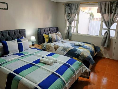 Ένα ή περισσότερα κρεβάτια σε δωμάτιο στο Casa amplia con espacio verde
