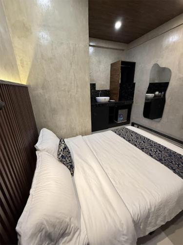 a bedroom with a white bed in a room at HM Eco Hotel NAIA in Manila