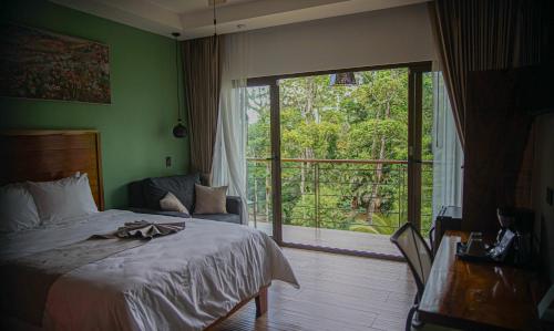 QuesadaHotel Mi Linda Tierra的一间带床和大滑动玻璃门的卧室