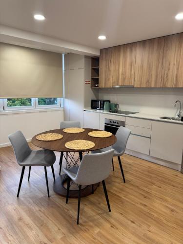 a kitchen with a table and chairs in a room at Figueira Luxury Comfort House in Figueira da Foz