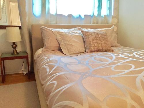 a bedroom with a bed with pillows and a window at Fantastic Classic Family Home in Boulder