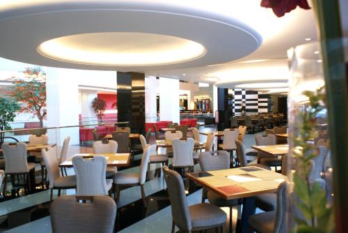 Restaurace v ubytování Merlynn Park Hotel
