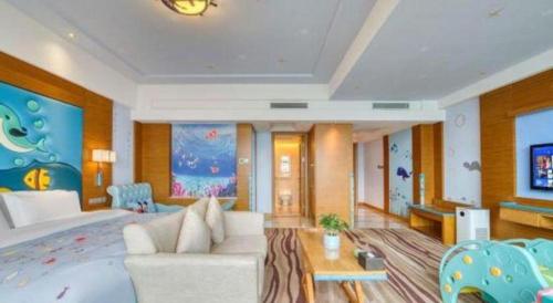 a hotel room with a large bed and a couch at Xiangsheng Century Hotel Zhuji in Shaoxing