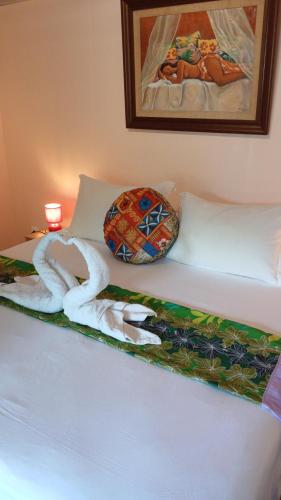 a bed with a towel on top of it at Niihau Lodge in Orufara