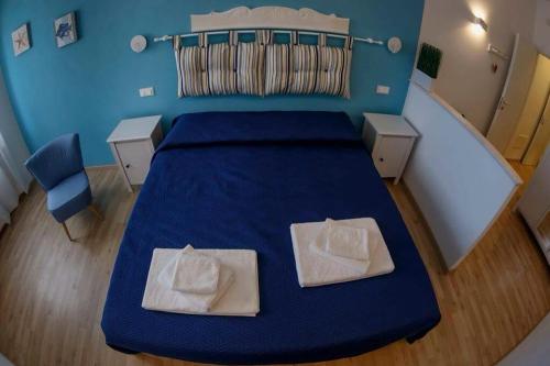 a bedroom with a bed with two towels on it at Rosa Dei Venti in Riomaggiore