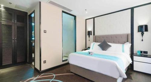 a bedroom with a large bed and a large window at Xana Hotelle Jinan Wuanfu Interchange Huafu International Square in Jinan