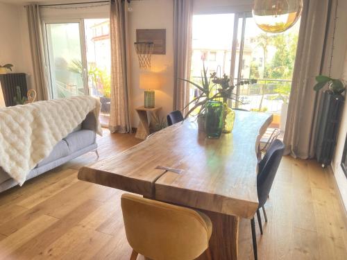 a living room with a wooden table and a couch at Le Florian Gap in Gap