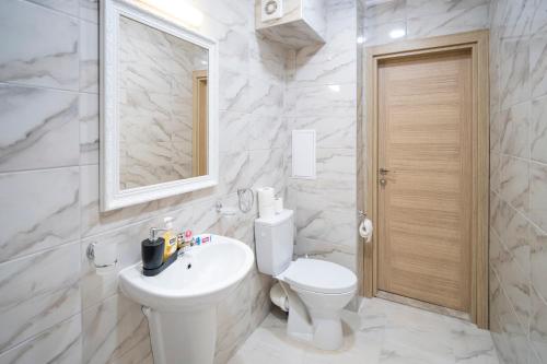 Et badeværelse på Marea Garden, Ravda - 1BD Apartment with Pool by Flat Mаnager