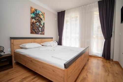 En eller flere senge i et værelse på Marea Garden, Ravda - 1BD Apartment with Pool by Flat Mаnager