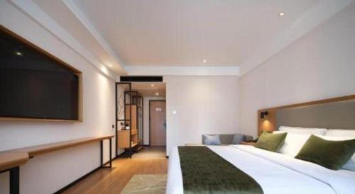Ein Bett oder Betten in einem Zimmer der Unterkunft GreenTree Inn Luoyang Railway Station Wangfujing Wangcheng Park