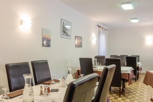Imagen de la galería de Logis Hôtel Restaurant de la Dore, en Vertolaye