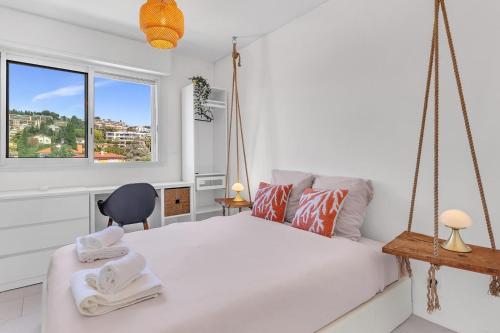 - une chambre avec une balançoire et une fenêtre dans l'établissement Bel appartement vue mer proche de la promenade des anglais, à Nice