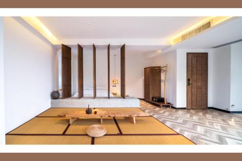a room with a table in the middle of a room at Qingyuan Zhilin Hot Spring Bed and Breakfast in Qingyuan