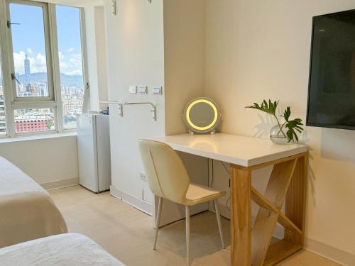 a small room with a desk with a mirror on it at 樂居 台北 in T'ung-ko