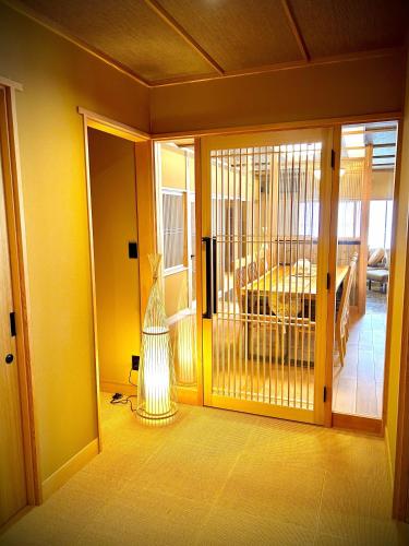a room with a door open to a living room at 宿坊長運寺 in Hayama