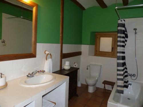 y baño con lavabo y aseo. en Casa Rural Iturrieta, en Adiós