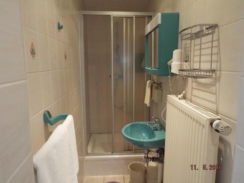 Kylpyhuone majoituspaikassa Hotel Pension zur Tanne