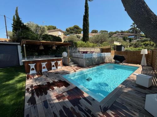 une piscine dans une cour avec un patio dans l'établissement sanary villa design piscine calme clim parking, à Sanary-sur-Mer