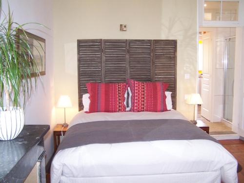 プラードにあるMaison 225のベッドルーム1室(大型ベッド1台、赤い枕付)