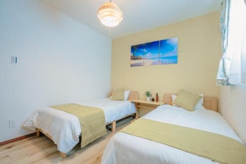 Postel nebo postele na pokoji v ubytování 無料レンタカー付 Value Residence下地上地