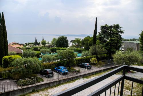una vista delle auto parcheggiate in un parcheggio di Hotel Du Lac a Moniga