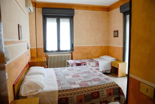 Llit o llits en una habitació de Hotel Du Lac