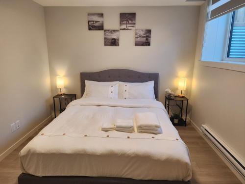 Ένα ή περισσότερα κρεβάτια σε δωμάτιο στο Cozy & Stylish AC Suite Near YYC Airport