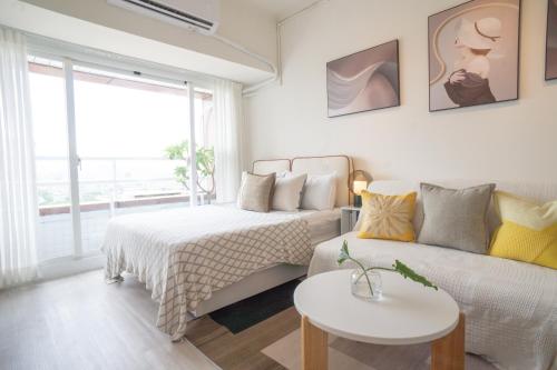 a bedroom with a bed and a couch at 樂居 台北 in T'ung-ko