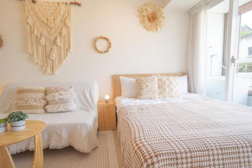 a bedroom with a bed and a table at 樂居 台北 in T'ung-ko