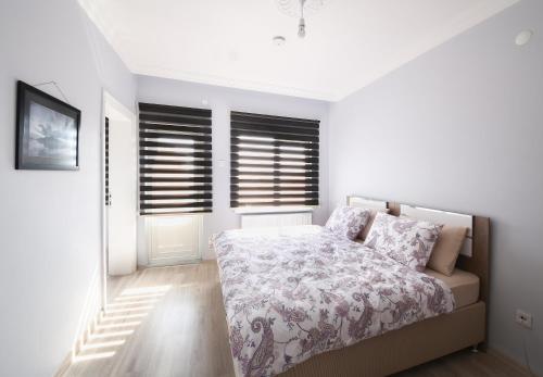エディルネにあるAdalı pansiyonの白い壁のベッドルーム1室(ベッド1台、窓付)