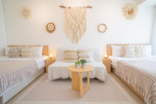 a bedroom with two beds and a table in the middle at 樂居 台北 in T'ung-ko
