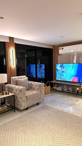 Una televisión o centro de entretenimiento en Seven Seas Diamonds Cruise