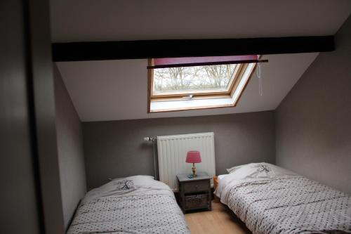 RonzonにあるGîte les beaux-artsの窓のある部屋にベッドが2つある